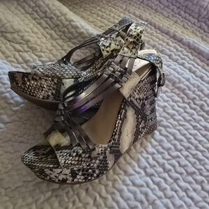 Guess wedge